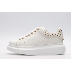 AMQ OVERSIZED SNEAKER with gold-finished hammered stud