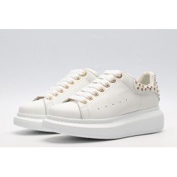 AMQ OVERSIZED SNEAKER with gold-finished hammered stud